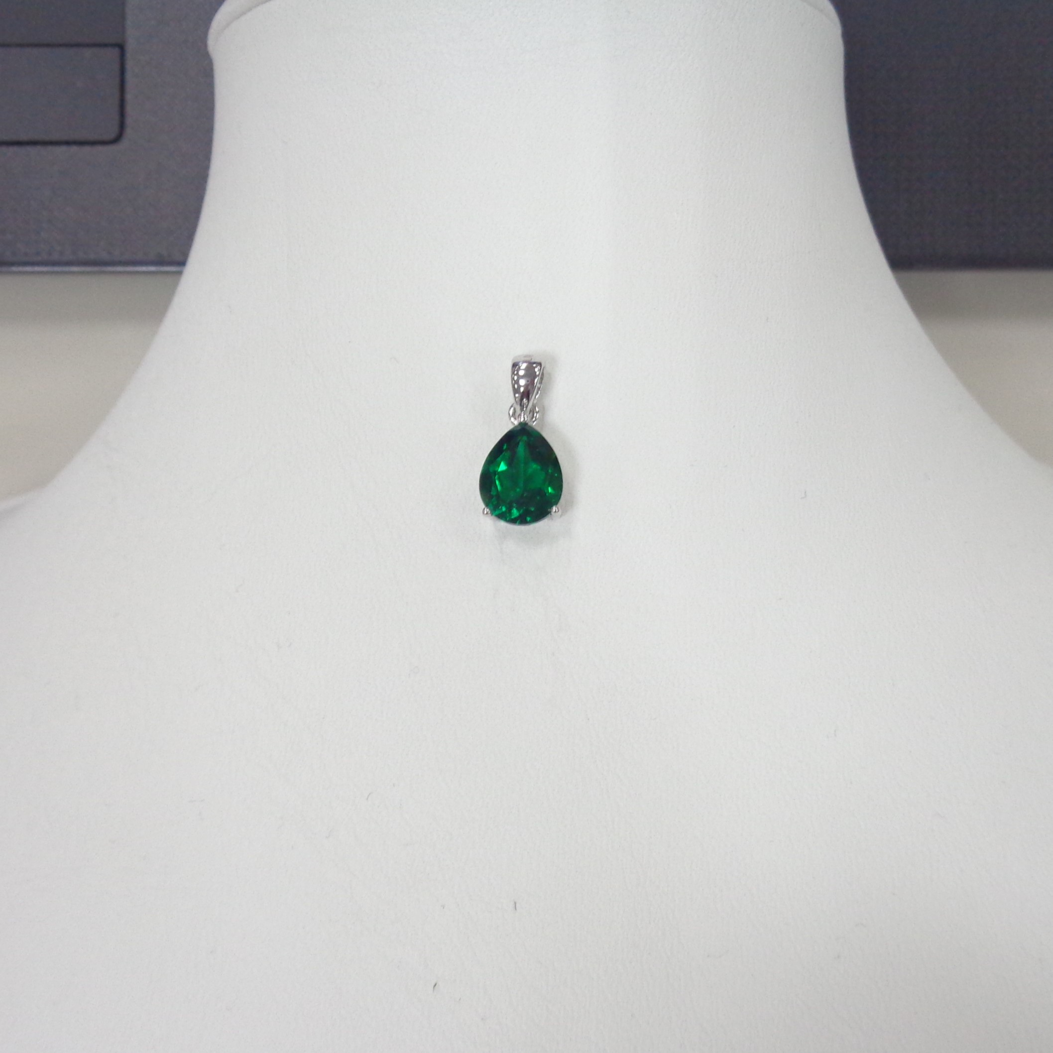 Серебряная подвеска с выращенным изумрудом